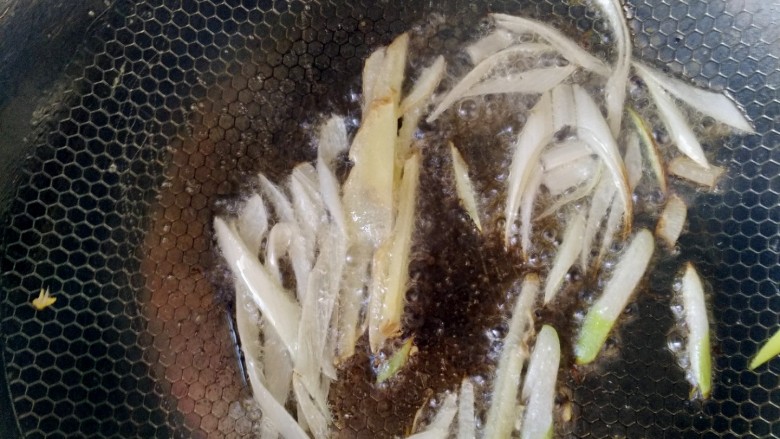 营养炒面,锅中热油放葱姜,油要比平时炒菜多放一些。