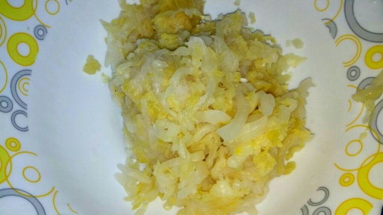 酸菜五花肉,把酸菜从水中捞出,攥去水份