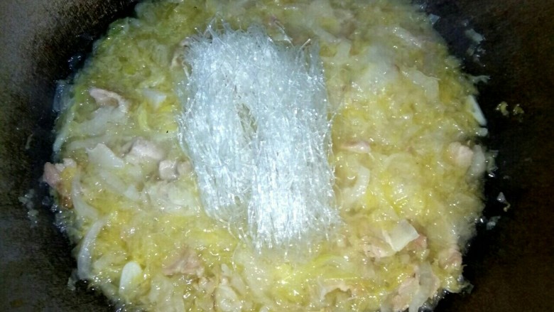 酸菜五花肉,中火慢炖半小时,酸菜变软,放入<a style='color:red;display:inline-block;' href='/shicai/ 523'>粉丝</a>