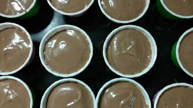 小绵羊杯子蛋糕,将蛋糕糊倒入杯子至八分满。放入预热165℃烤箱,中层165℃烤60分钟即可。 (具体时间根据自家烤箱脾气调整)