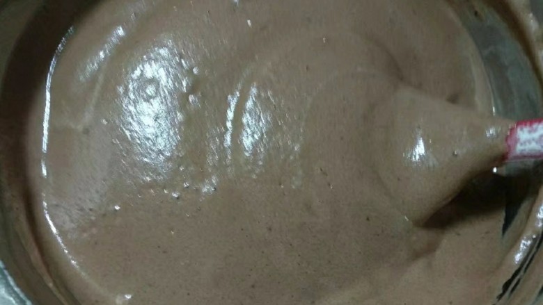 小绵羊杯子蛋糕,将拌好的面糊倒入剩余蛋白霜,从下往上翻拌或#字翻拌,不可圈拌以免消泡。