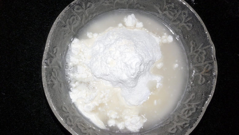 满园春色香肠披萨,面粉中加入白糖,温水,酵母粉。