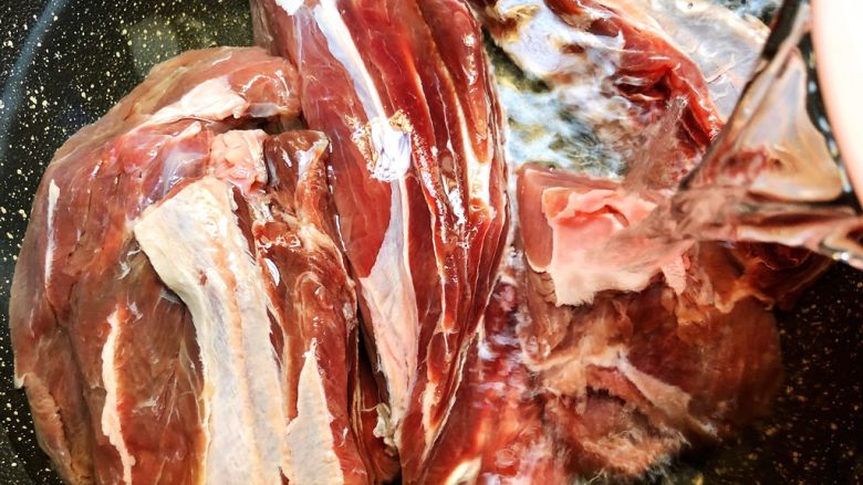 酱牛肉,牛肉泡好洗净放入锅里,倒入冷水,水量盖过牛肉即可,大火煮开