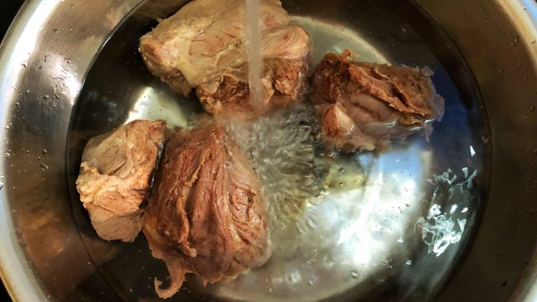 酱牛肉,煮好倒入冷水了冲凉,清洗干净沥水