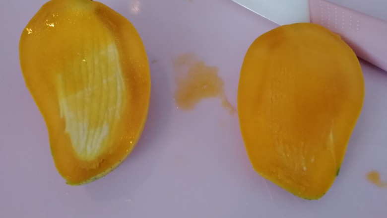 芒果香蕉奶昔,芒果先从中间切开(如图)