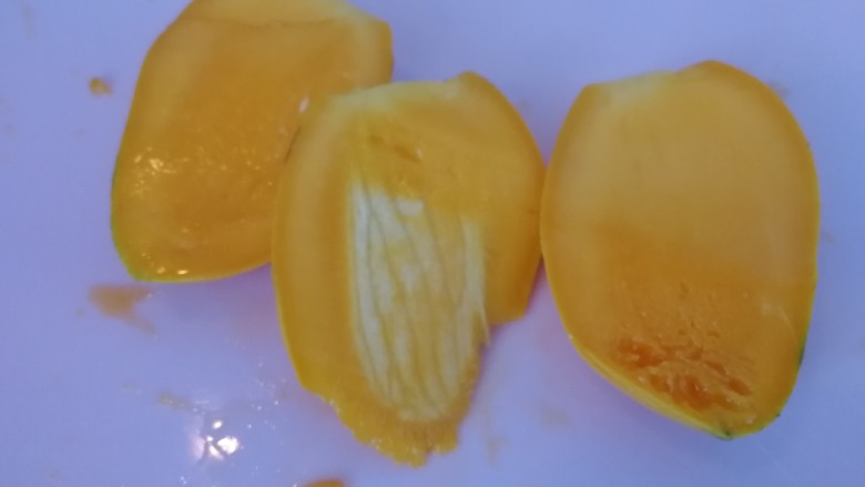 芒果香蕉奶昔,把中间的胡切出来(如图)