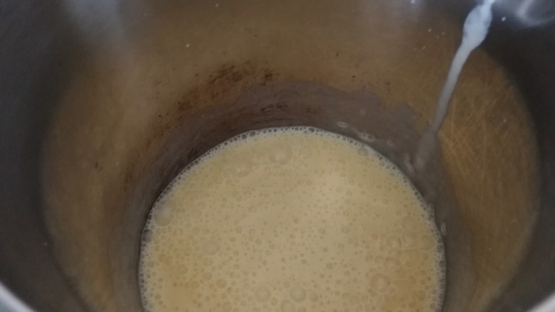 芒果香蕉奶昔,时间到,打好的果汁,用勺子打打沫。