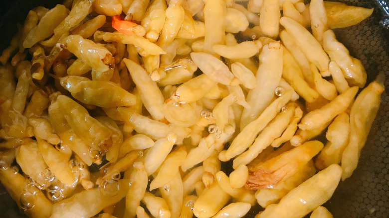 泡椒凤爪,准备一锅水，放入小米辣。