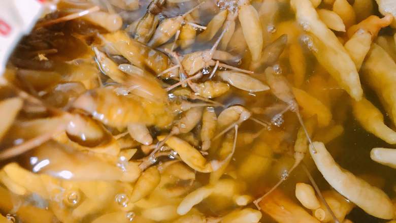 泡椒凤爪,再放入<a style='color:red;display:inline-block;' href='/shicai/ 821'>野山椒</a>。