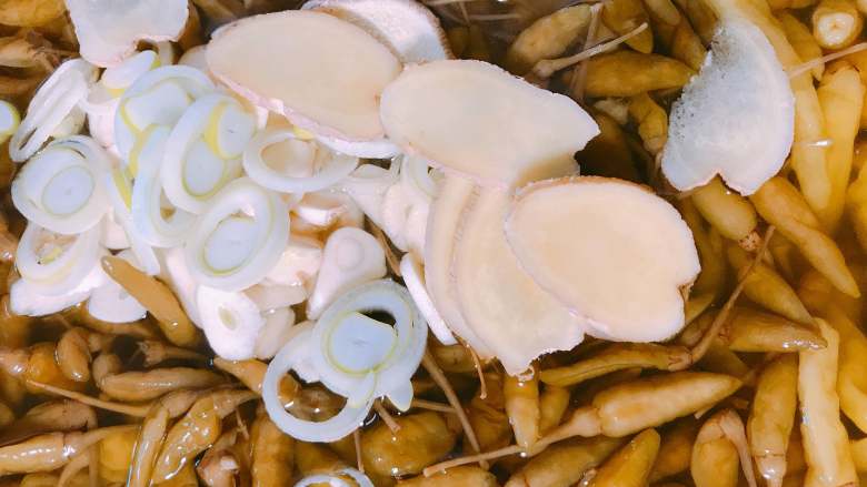 泡椒凤爪,倒入切好的葱姜蒜片。