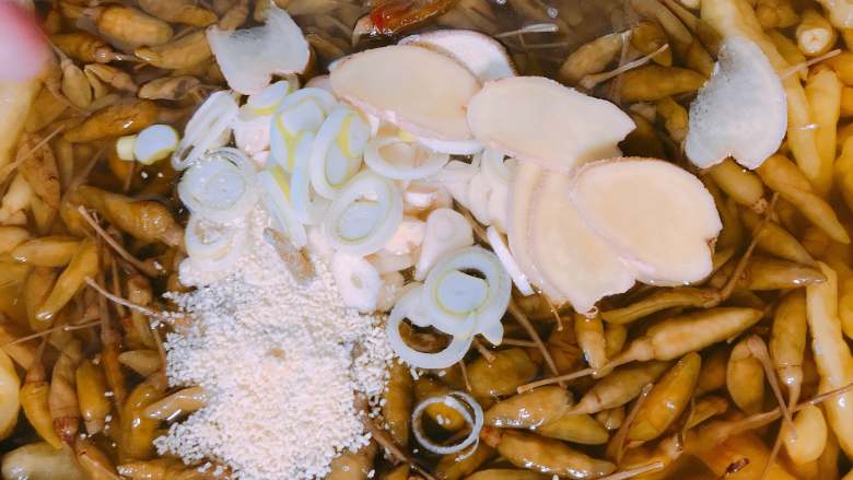 泡椒凤爪,倒入<a style='color:red;display:inline-block;' href='/shicai/ 756'>鸡精</a>。