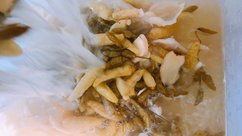 泡椒凤爪,水放凉后倒入保鲜盒。