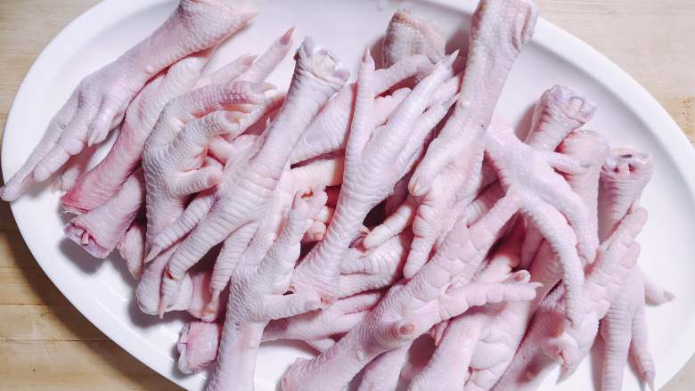 泡椒凤爪,将凤爪洗净