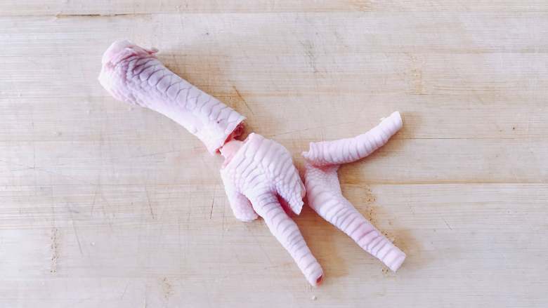 泡椒凤爪,剁成小段。