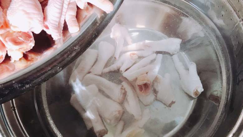 泡椒凤爪,放入水中，焯熟。焯熟后过一遍凉水。