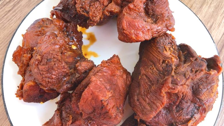 酱牛肉,夹到盘里晾凉,汤汁留着可以下面条哦,如果一次做的多,可以直接泡在汤汁里,吃的时候拿出来切片即可