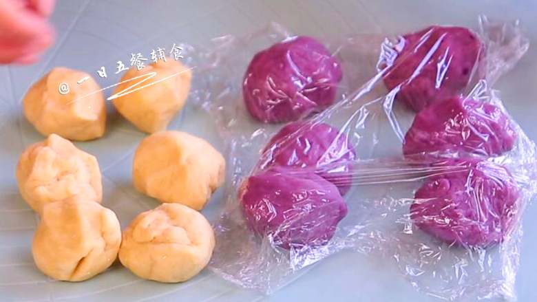 紫薯花朵馒头,白面团分为6等份,紫薯面团分为6等份。可以做6个花朵馒头,都用保鲜膜盖住,风吹干了面团不好包也影响发酵。