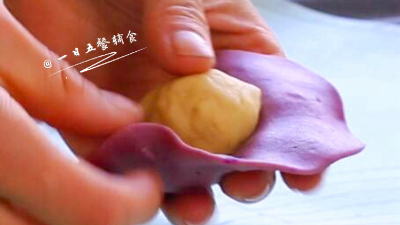 紫薯花朵馒头,取紫薯团擀成圆形面片,包裹上白面团,像包包子一样包起来 ~