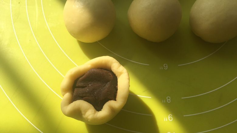 橘子烧果子,之后包好豆沙馅,捏紧收口,收口朝下放