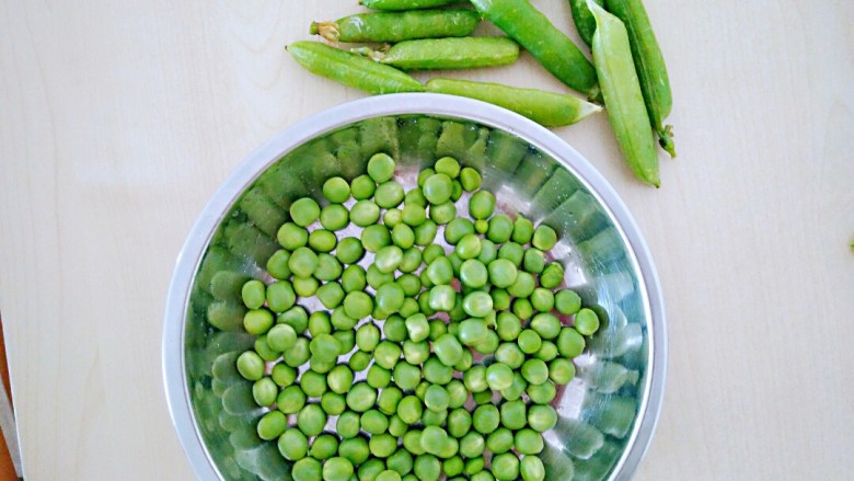 治愈菜~五彩丁盖饭,买<a style='color:red;display:inline-block;' href='/shicai/ 148'>豌豆</a>的时候挑外壳有点干,偏白,大小均匀,看外壳有丝络的买,这样的<a style='color:red;display:inline-block;' href='/shicai/ 148'>豌豆</a>就比较饱满一点,老一点,粉会多一点,炒出来不会太皱
