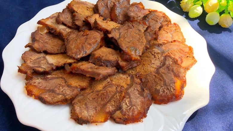 酱牛肉,晾凉切片摆盘,浇一勺酱汁到牛肉上面,美味极了