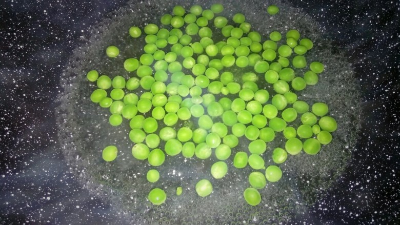 治愈菜~五彩丁盖饭,锅里放适量的水,烧开后把豌豆放进去焯水
