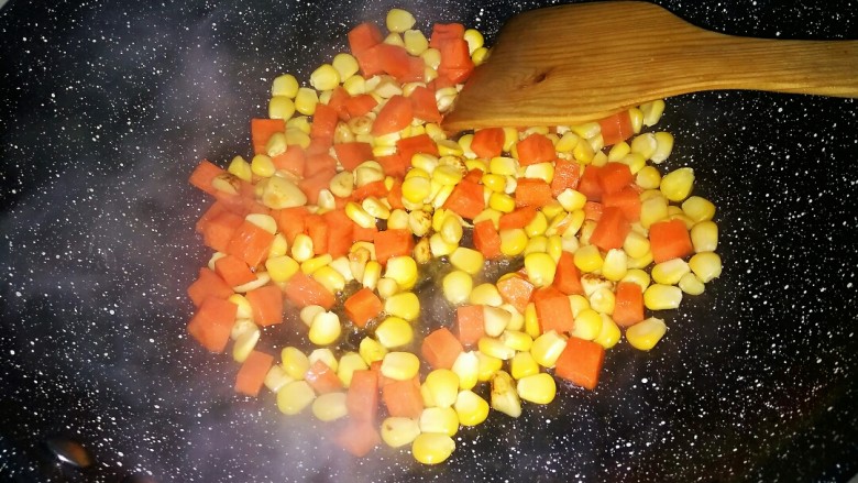 治愈菜~五彩丁盖饭,再倒入红萝卜和玉米粒翻炒均匀