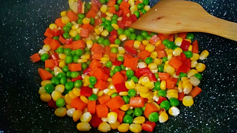 治愈菜~五彩丁盖饭,锅底还有少许汁水的时候翻炒均勺即可出锅