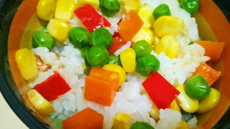治愈菜~五彩丁盖饭,把它和饭搅拌均匀着吃,好看又好吃,这就是小孩子所谓的五彩丁盖饭😁