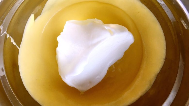 轻乳酪蛋糕(6寸),烤箱预热160度,将打发好的蛋白分次加入到奶酪糊中翻拌均匀