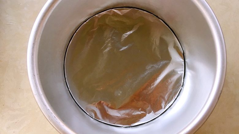 轻乳酪蛋糕(6寸),模具底包裹上锡纸,或铺上一层油纸也可以