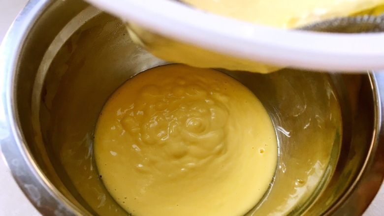 轻乳酪蛋糕(6寸),将搅拌好的奶酪糊过筛一遍