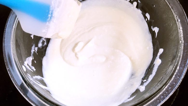轻乳酪蛋糕(6寸),隔水加热至黄油融化,搅拌均匀
