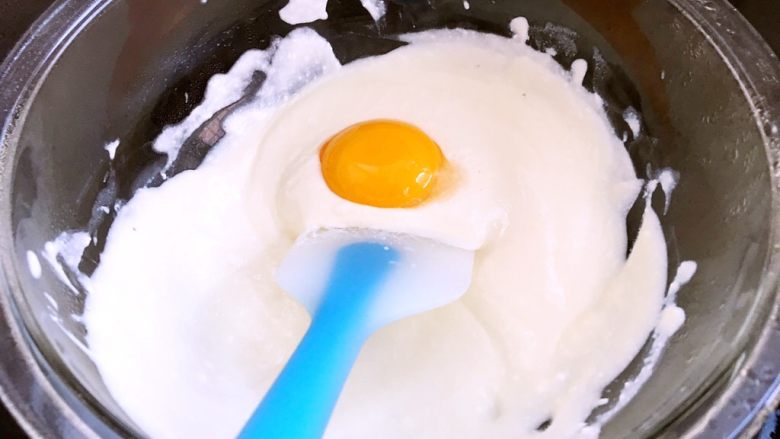 轻乳酪蛋糕(6寸),分离<a style='color:red;display:inline-block;' href='/shicai/ 9'>鸡蛋</a>,蛋白打至干净的容器,蛋黄一个一个的加入到奶酪糊中