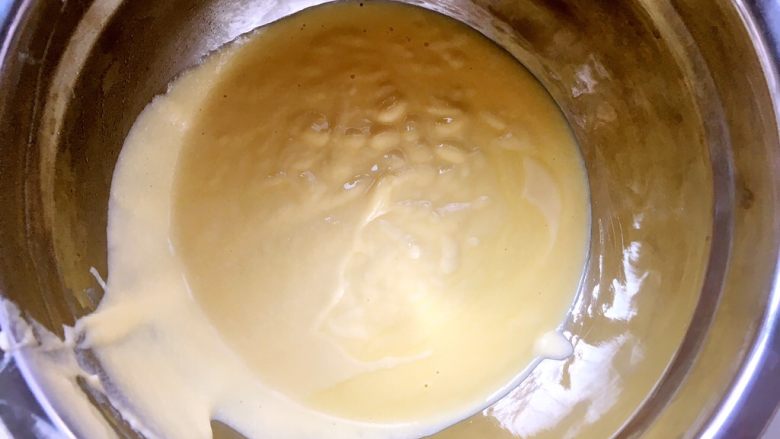 轻乳酪蛋糕(6寸),过筛后的奶酪糊特别细腻,盖保鲜膜冰箱冷藏20分钟
