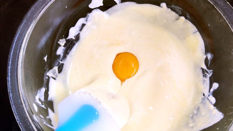 轻乳酪蛋糕(6寸),加入一颗蛋黄搅拌均匀后再加入第二颗