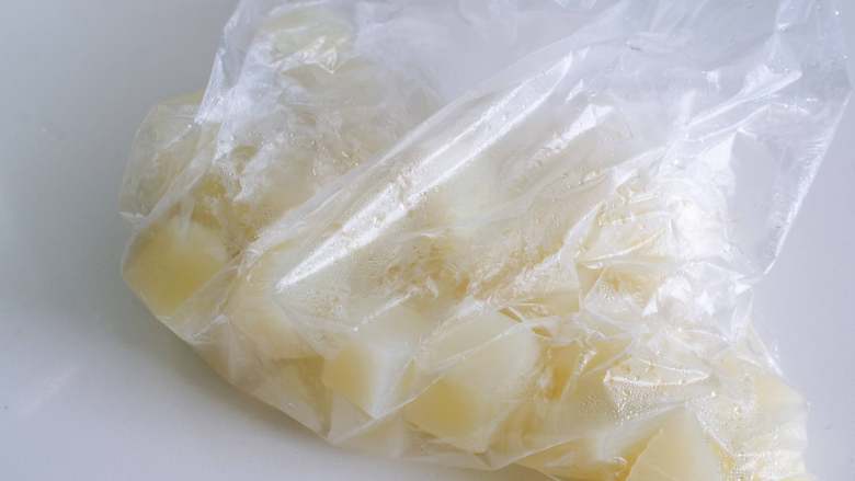 宝宝鳕鱼土豆饼,土豆去皮蒸熟,出锅后装入保鲜袋内。