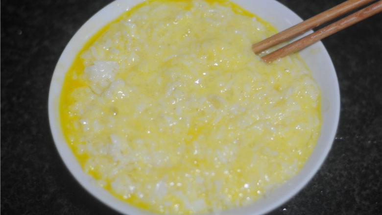 虾仁炒饭,剩米饭用筷子划散后加入鸡蛋液,用手将米饭捏成颗粒状备用