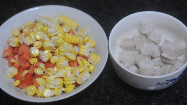 虾仁炒饭,胡萝卜切成和玉米一样大的颗粒状,虾仁也切成同样大小的颗粒