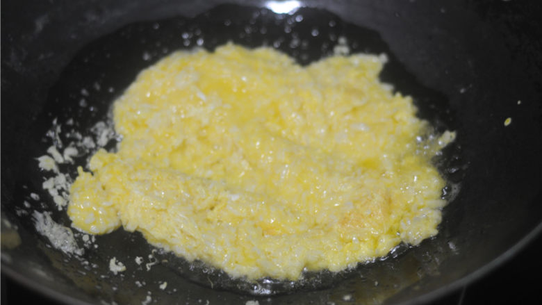 虾仁炒饭,另起油锅,将泡了蛋液的米饭倒进去,快速翻炒