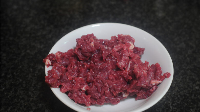 剁椒牛肉,<a style='color:red;display:inline-block;' href='/shicai/ 216'>牛肉</a>洗净后切成0.5厘米的片，蒜去皮洗净切薄片，<a style='color:red;display:inline-block;' href='/shicai/ 157'>小葱</a>切成细末备用