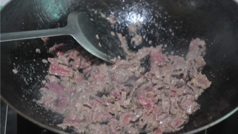 剁椒牛肉,锅中放油烧至六成熟,放入牛肉用中火炒至牛肉变色时,捞出沥干油备用