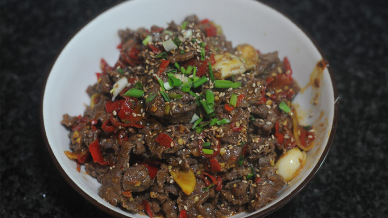 剁椒牛肉,出锅,撒上葱花
