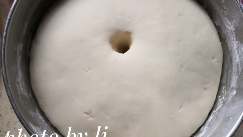 葱卷,光滑有弹性的面团放入打蛋盆,盖保鲜膜,放温暖的地方发酵。夏秋季一小时左右的时间,冬春季一小时半至两小时。发酵主要看面团的状态,发到原来面团的两倍大,手指戳洞,面团不塌不陷就是发好了。因为温度不同,发酵所需的时间也会不同,所以时间就是个大致的参考。