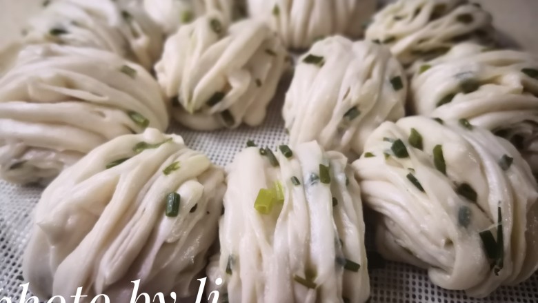 葱卷,热水上锅,将醒发好的葱卷蒸15分钟,然后关火,闷3分钟开盖。