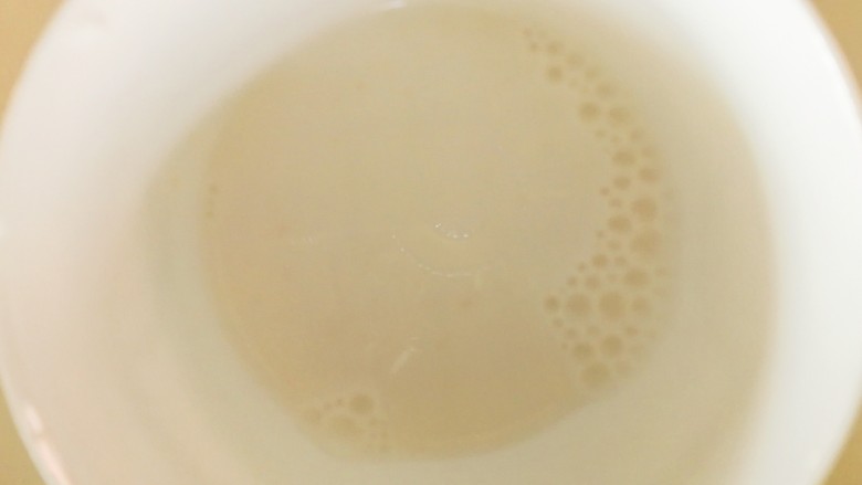 凤梨牛排,玉米淀粉加清水,做成水淀粉