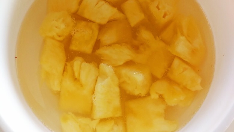 凤梨牛排,凤梨肉用盐水泡十分钟,沥干水分