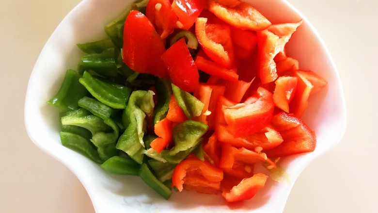 凤梨牛排,青<a style='color:red;display:inline-block;' href='/shicai/ 86663'>红辣椒</a>洗干净切小块