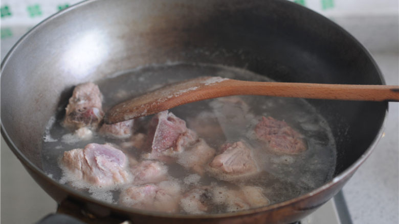 土豆烧排骨,凉水如果,排骨一同放入锅里,汆烫