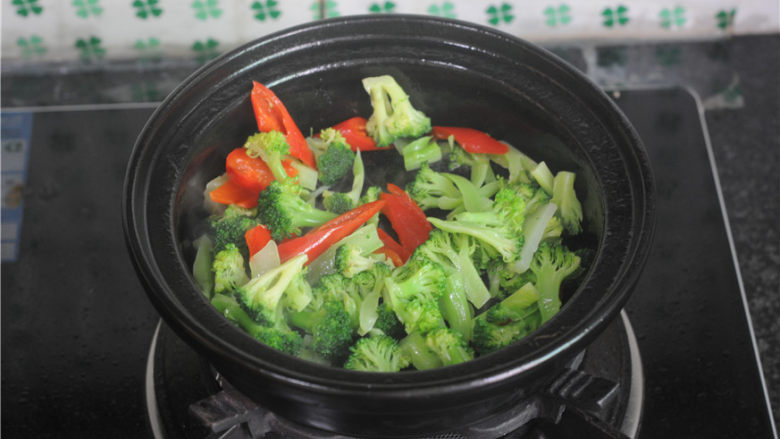 西兰花炒虾球,起油锅,油八成熟的时候放入各种蔬菜,大火翻炒至断生
